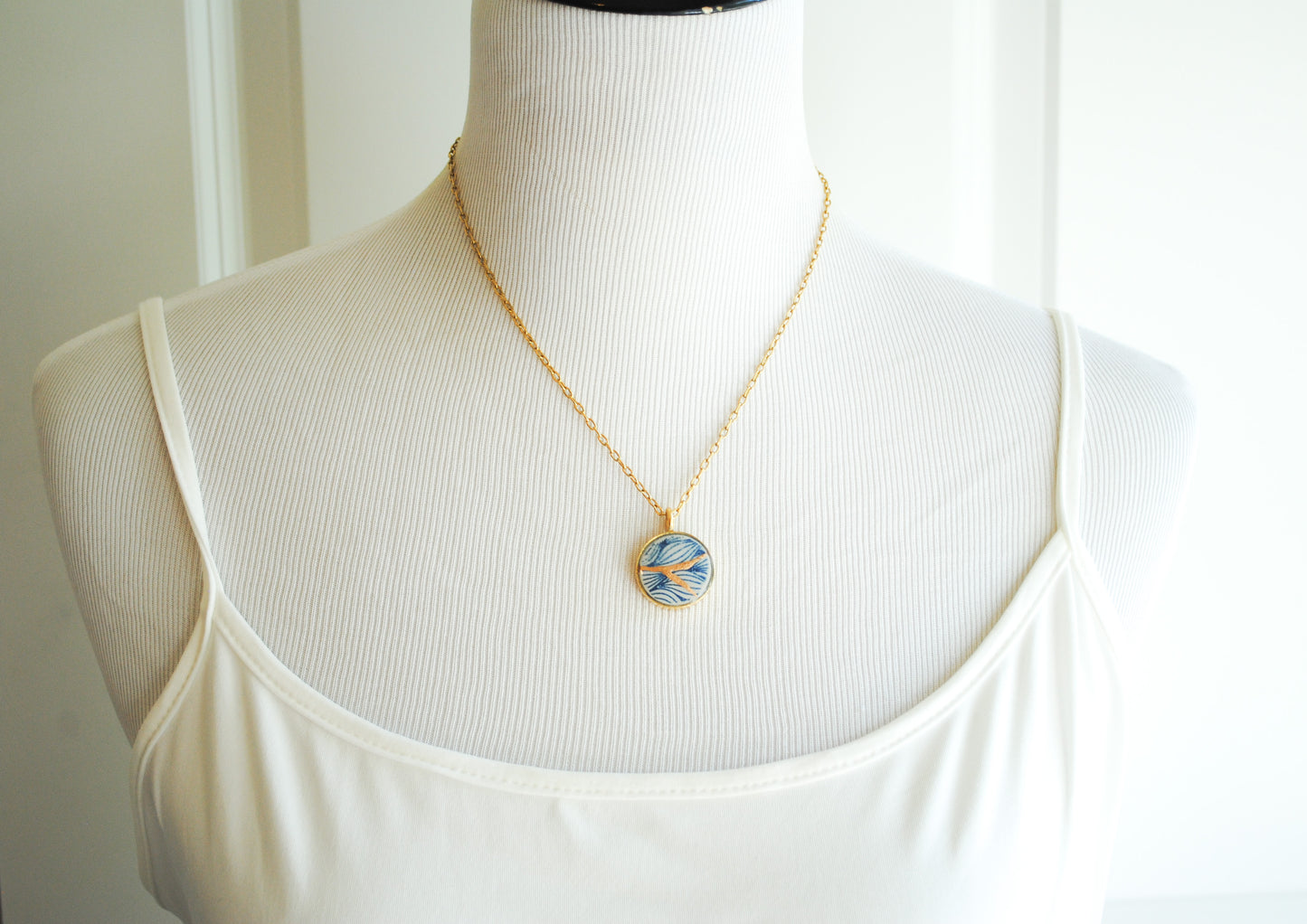 Kintsugi Inspired Pendants - Kintsugi Necklace Round, blue petal